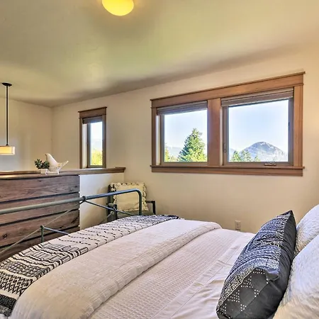 Scenic Studio With Loft And View Of The Columbia River